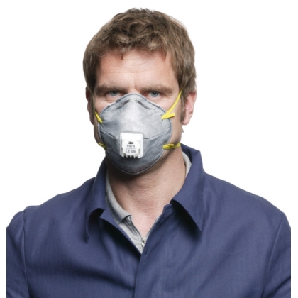 Respiratore 3M 9914, con carboni attivi, con valvola, grigia, indossata da un operatore, serie 9000