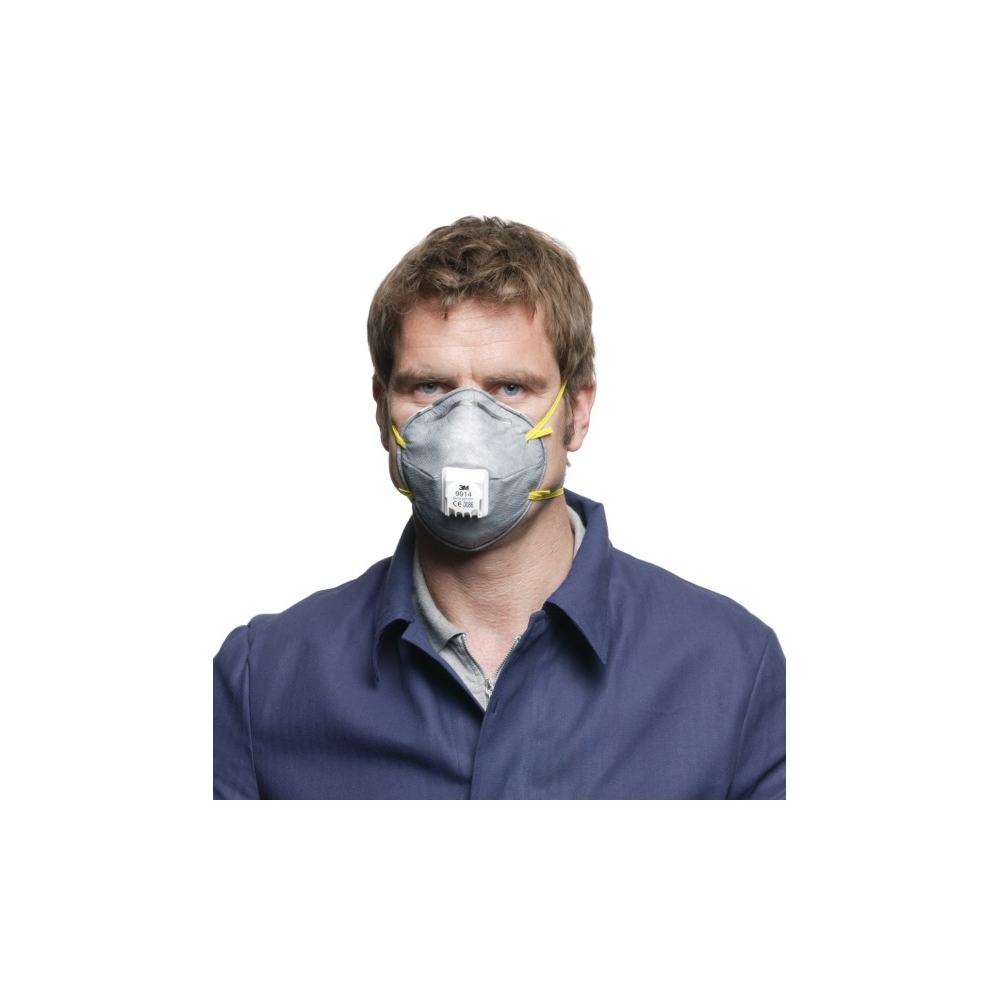Respiratore 3M 9914, con carboni attivi, con valvola, grigia, indossata da un operatore, serie 9000