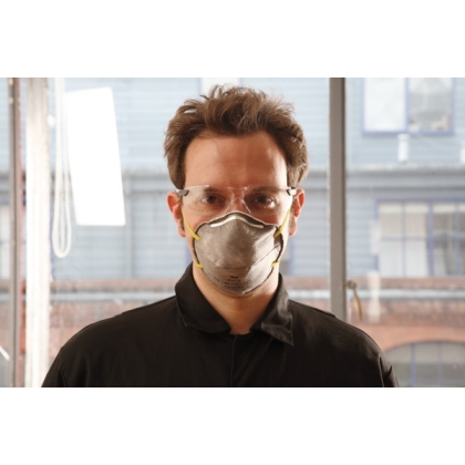 Respiratore 3M 9913, con carboni attivi, senza valvola, grigia, indossata da un operatore, serie 9000