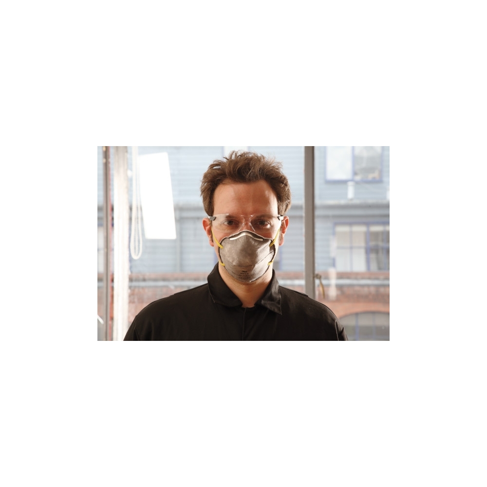 Respiratore 3M 9913, con carboni attivi, senza valvola, grigia, indossata da un operatore, serie 9000