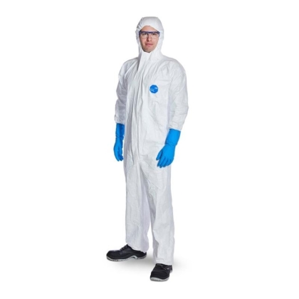 Tuta protettiva, Dupont Tyvek 500, Monouso, III categoria, colore bianco, con cappuccio, indossata da un operatore