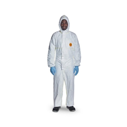 Tuta protettiva, Dupont Tyvek 200, Monouso, III categoria, colore bianca, con cappuccio, indossata da un operatore