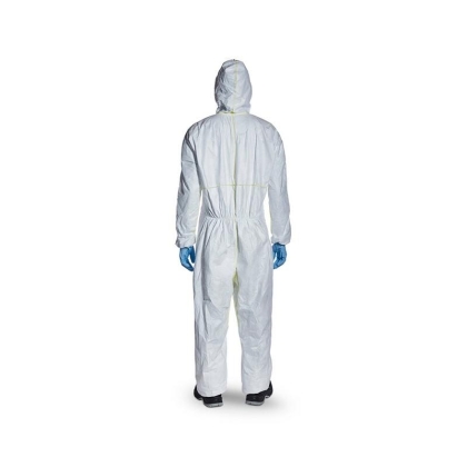 Tuta protettiva, Dupont Tyvek 200, Monouso, III categoria, colore bianca, con cappuccio, indossata da un operatore