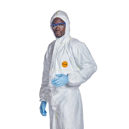 Tuta protettiva, Dupont Tyvek 200, Monouso, III categoria, colore bianca, con cappuccio, indossata da un operatore