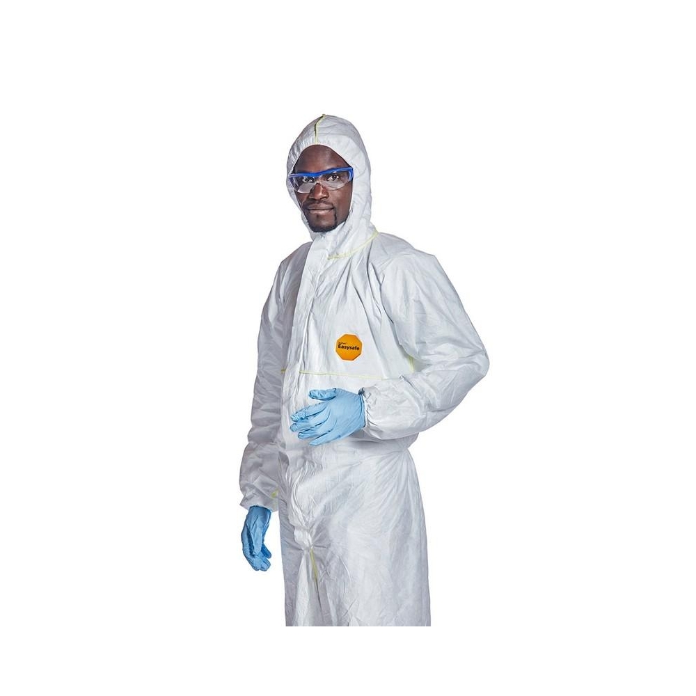 Tuta protettiva, Dupont Tyvek 200, Monouso, III categoria, colore bianca, con cappuccio, indossata da un operatore