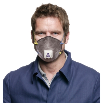 Respiratore 3M 9922, con carboni attivi, con valvola, grigia, indossata da un operatore, serie 9000