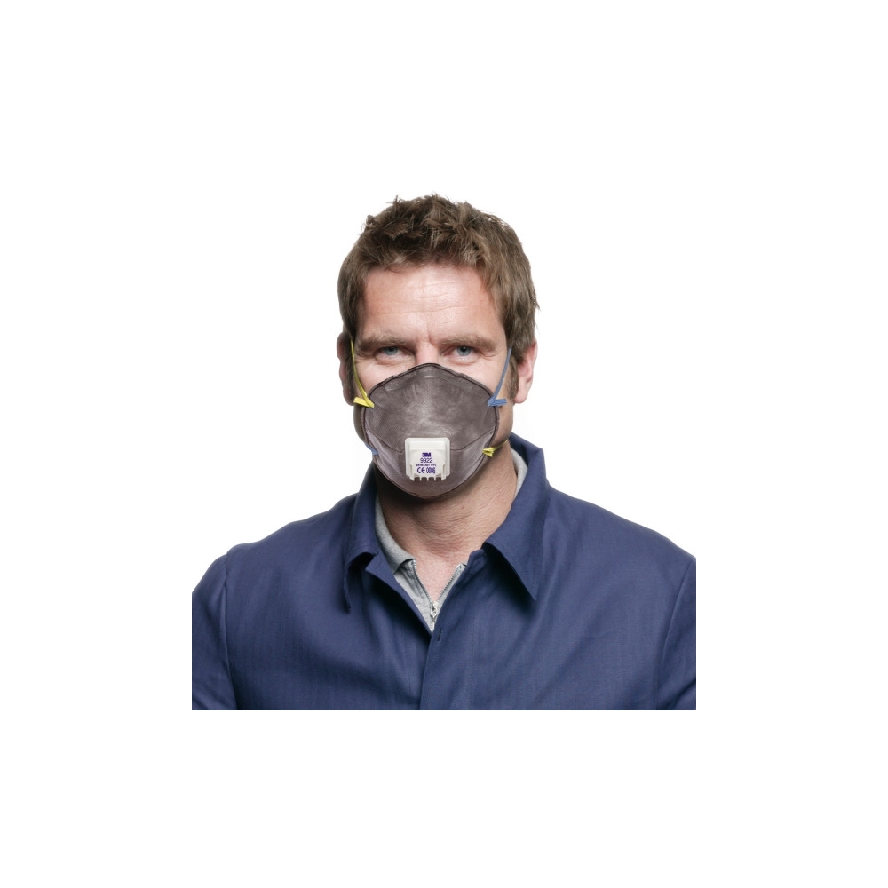 Respiratore 3M 9922, con carboni attivi, con valvola, grigia, indossata da un operatore, serie 9000