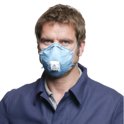 Respiratore 3M 9926, con carboni attivi, con valvola, azzurra, indossata da un operatore, serie 9000