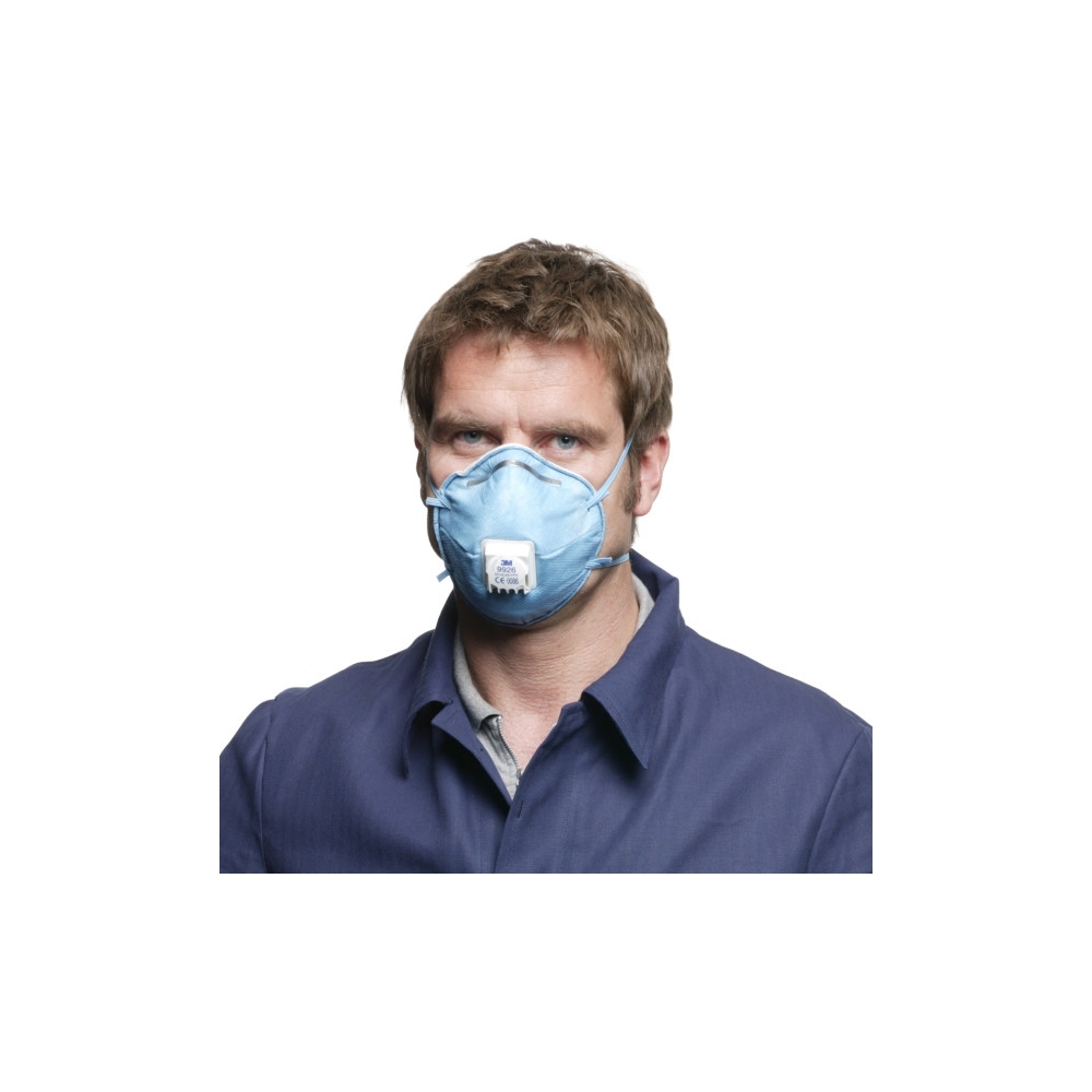 Respiratore 3M 9926, con carboni attivi, con valvola, azzurra, indossata da un operatore, serie 9000