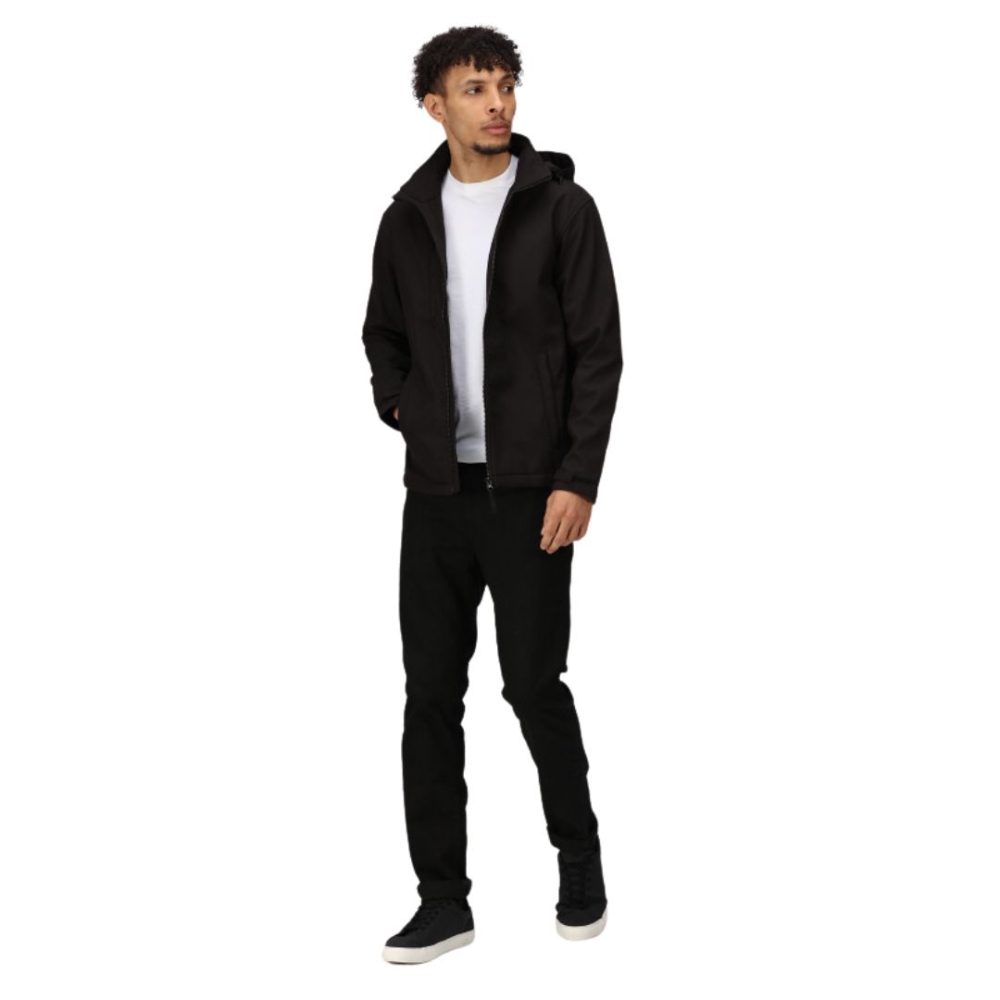 Giacca, Regatta Professional, Venturer, colore nero, Softshell, idrorepellente, traspirante, antivento, con cappuccio, indossato