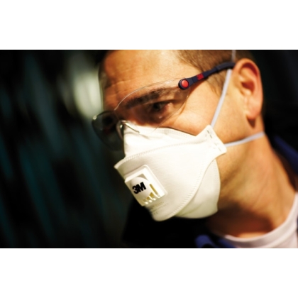 Respiratore 3M 9322+ BULK, antipolvere, con valvola, bianca, indossata da un operatore, serie Aura