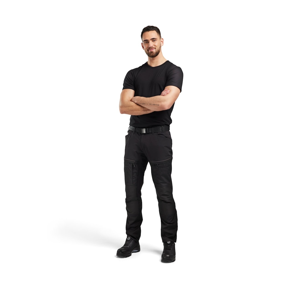 Pantalone, Blaklader, Service, resistente, ginocchia rinforzate,  dettagli riflettenti , pantalone indossato