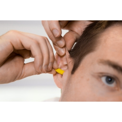 Inserti auricolari 3M, PD-01-001, colore giallo, indossati da un operatore