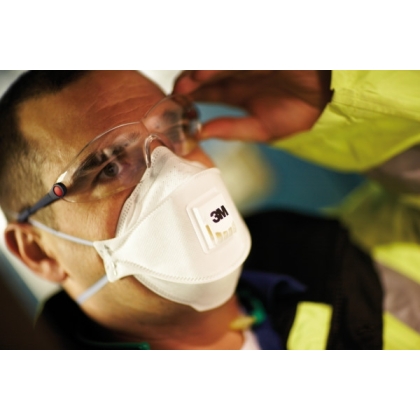 Respiratore 3M 9312+, antipolvere, con valvola, bianca, indossata da un opaeratore, serie Aure