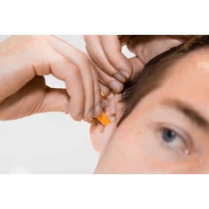 Inserti auricolari 3M, 1100, colore arancione, senza cordicella, indossati da un operatore