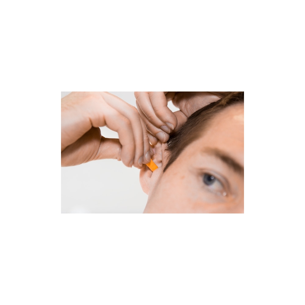 Inserti auricolari 3M, 1100, colore arancione, senza cordicella, indossati da un operatore