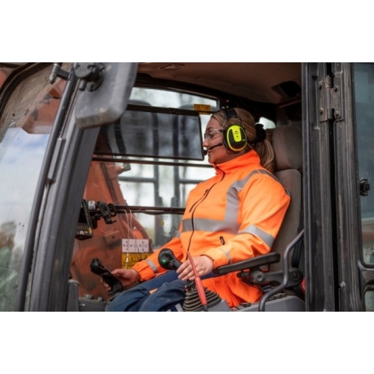 MRX21A4WS6, PELTOR, colore giallo fluo, cuffie attive da bardatura temporale, con operatrice che le utilizza in un cantiere