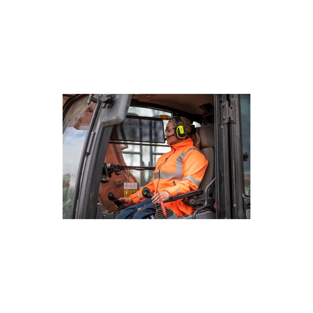 MRX21A4WS6, PELTOR, colore giallo fluo, cuffie attive da bardatura temporale, con operatrice che le utilizza in un cantiere