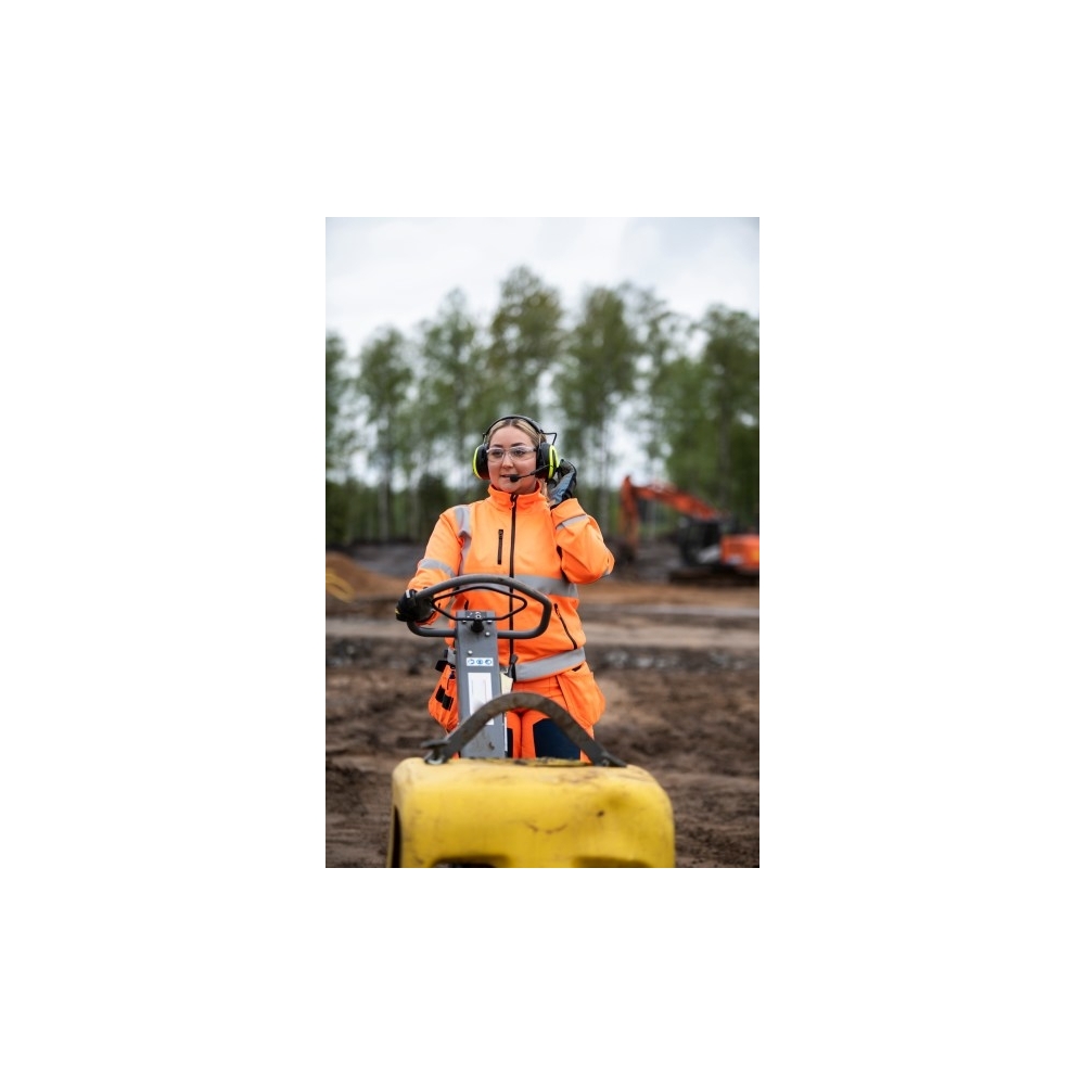 MRX21A4WS6, PELTOR, colore giallo fluo, cuffie attive da bardatura temporale, con operatrice che le utilizza in un cantiere
