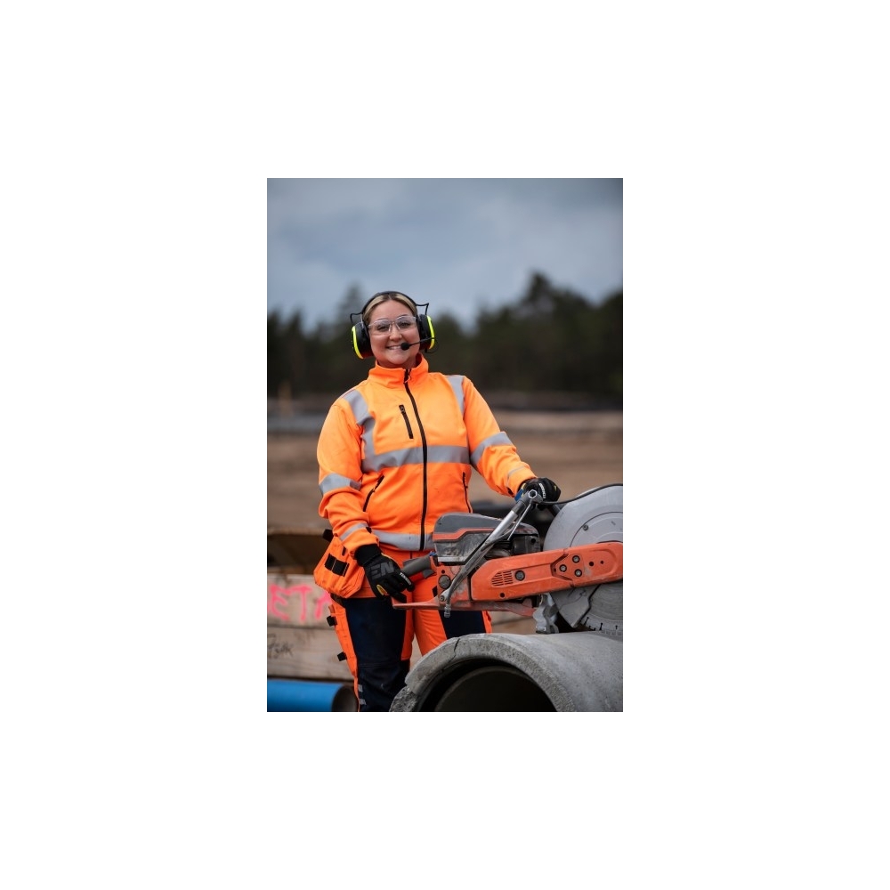 MRX21A4WS6, PELTOR, colore giallo fluo, cuffie attive da bardatura temporale, con operatrice che le utilizza in un cantiere