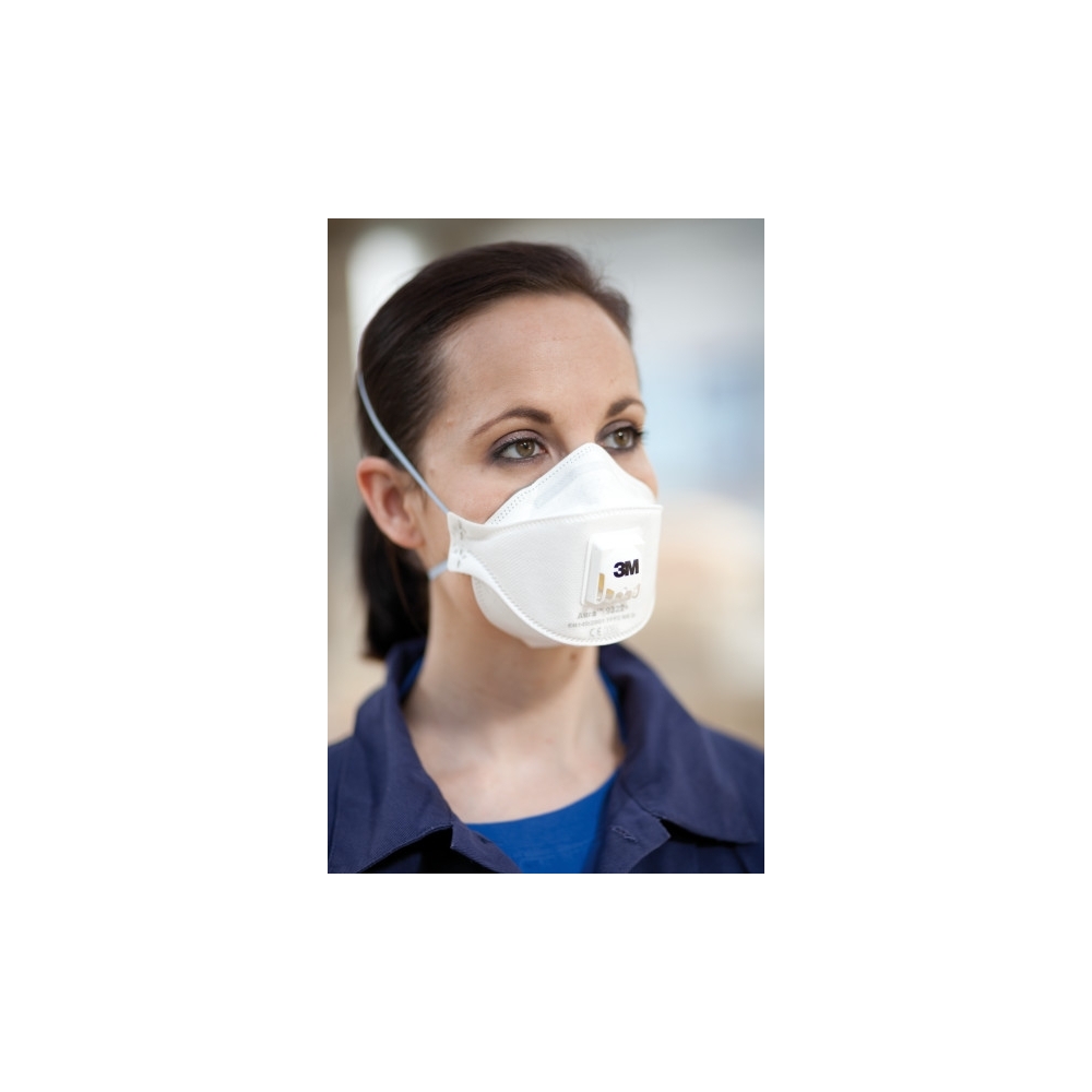 Respiratore 3M 9332+, antipolvere, con valvola, bianca, indossata da un operatore, serie Aura