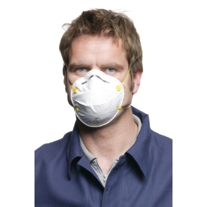 Respiratore 3M 8710, antipolvere, senza valvola, bianca, indossata da un operatore, serie 8000