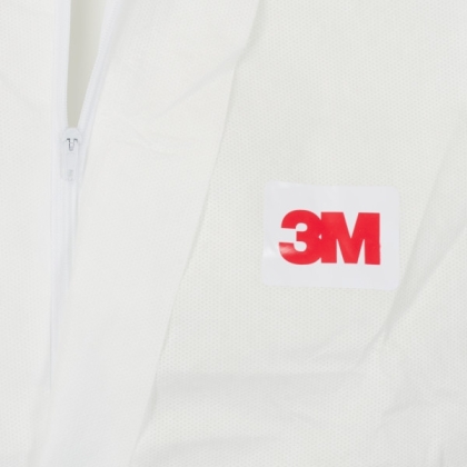Tuta protettiva monouso 3M, 4520, colore bianco, con cappuccio, indossata da un manichino