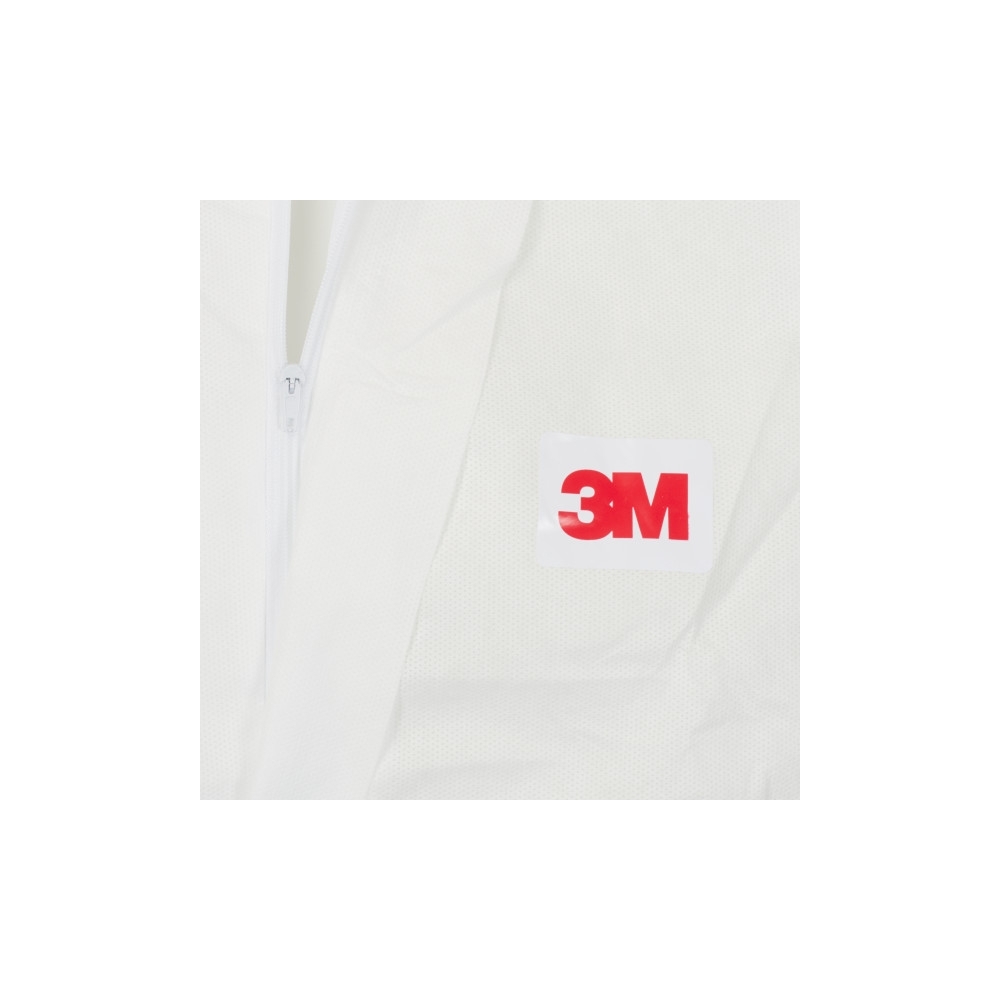 Tuta protettiva monouso 3M, 4520, colore bianco, con cappuccio, indossata da un manichino