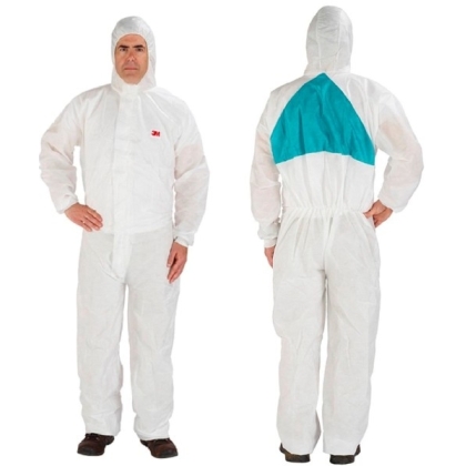 Tuta protettiva monouso 3M, 4520, colore bianco, con cappuccio, indossata da un operatore