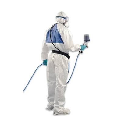 Tuta protettiva monouso 3M, 4520, colore bianco, con cappuccio, indossata da un operatore