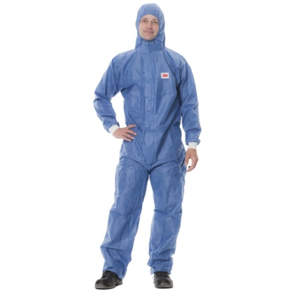 Tuta protettiva monouso 3M, 4530FR, colore blu, con cappuccio, insossata da un operatore