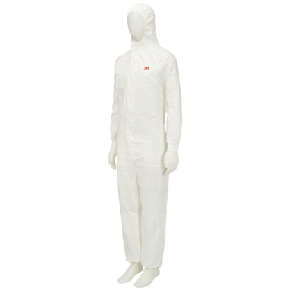 Tuta protettiva monouso 3M, 4545, colore bianco, con cappucccio, indossata da un manichino