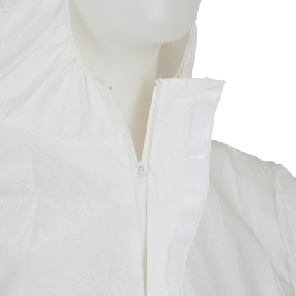 Tuta protettiva monouso 3M, 4545, colore bianco, con cappucccio, indossata da un manichino