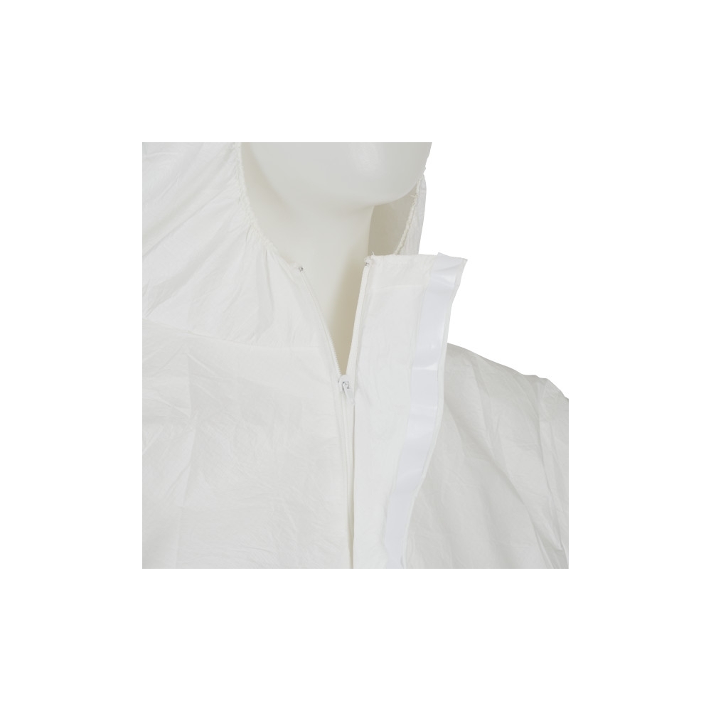 Tuta protettiva monouso 3M, 4545, colore bianco, con cappucccio, indossata da un manichino