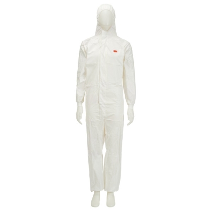 Tuta protettiva monouso 3M, 4545, colore bianco, con cappucccio, indossata da un manichino