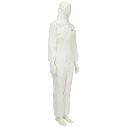 Tuta protettiva monouso 3M, 4545, colore bianco, con cappucccio, indossata da un manichino