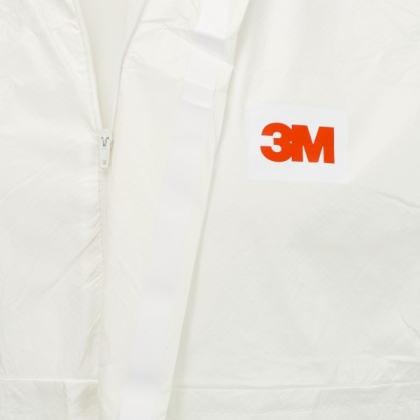 Tuta protettiva monouso 3M, 4545, colore bianco, con cappucccio, indossata da un manichino