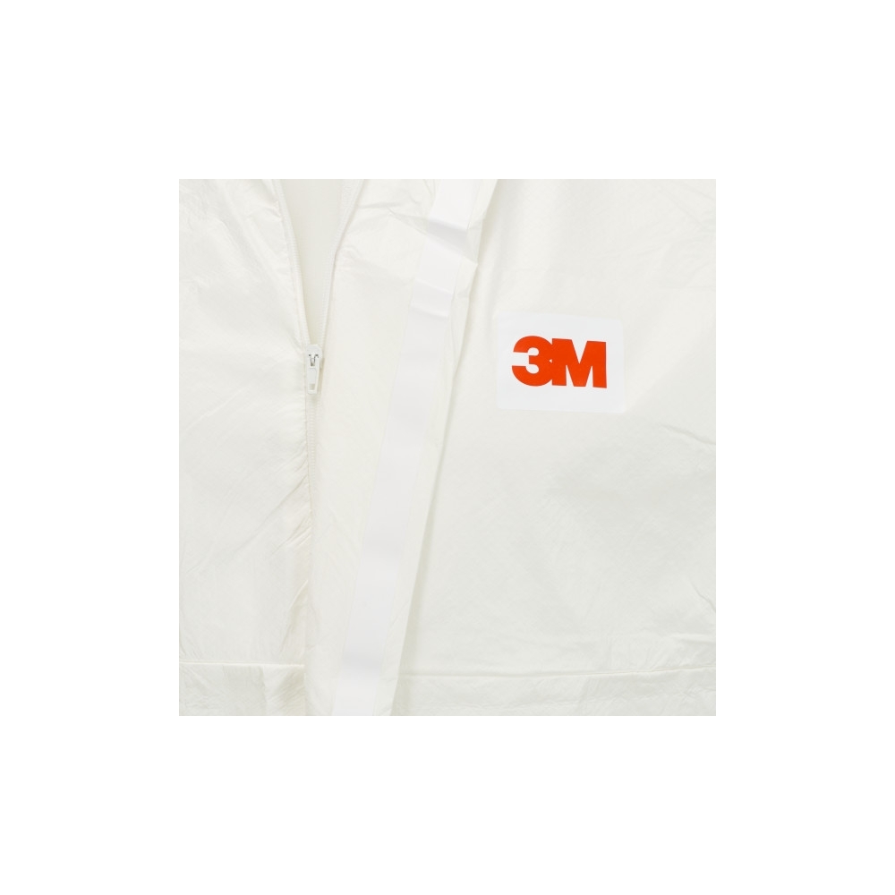 Tuta protettiva monouso 3M, 4545, colore bianco, con cappucccio, indossata da un manichino