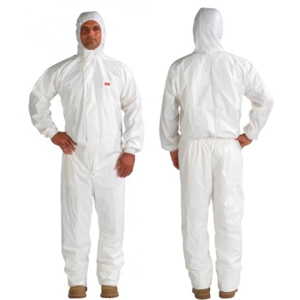 Tuta protettiva monouso 3M, 4545, colore bianco, con cappucccio, indossata da un operatore