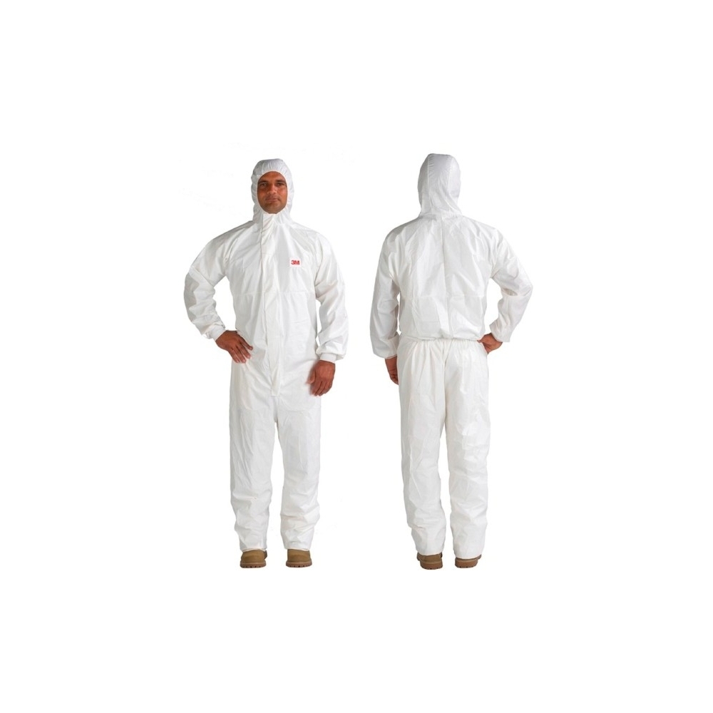 Tuta protettiva monouso 3M, 4545, colore bianco, con cappucccio, indossata da un operatore