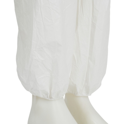Tuta protettiva monouso 3M, 4545, colore bianco, con cappucccio, indossata da un manichino
