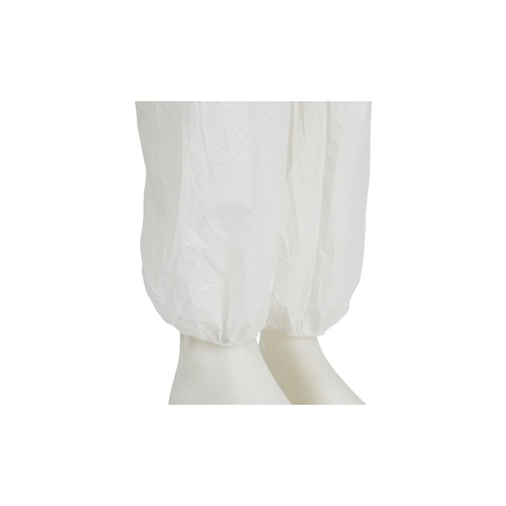Tuta protettiva monouso 3M, 4545, colore bianco, con cappucccio, indossata da un manichino