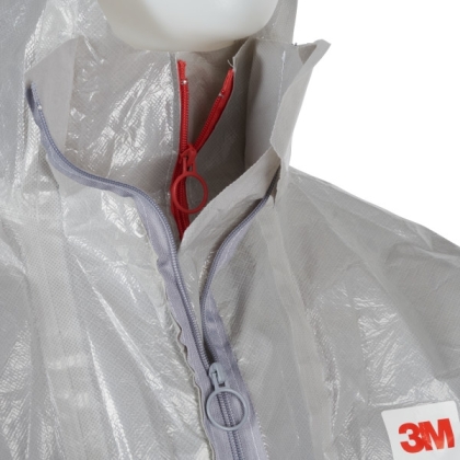 Tuta protettiva monouso 3M, 4570, colore grigio, con cappuccio, indossata da un manichino
