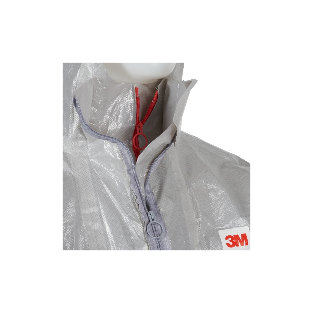Tuta protettiva monouso 3M, 4570, colore grigio, con cappuccio, indossata da un manichino