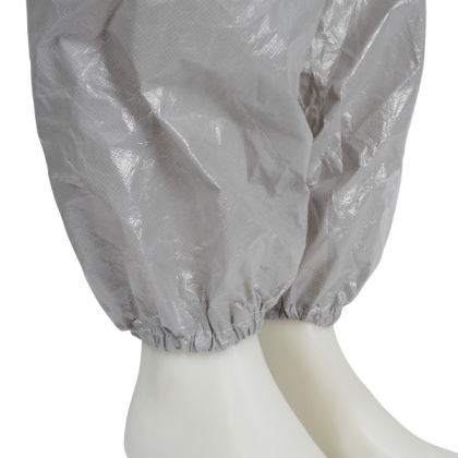 Tuta protettiva monouso 3M, 4570, colore grigio, con cappuccio, indossata da un manichino
