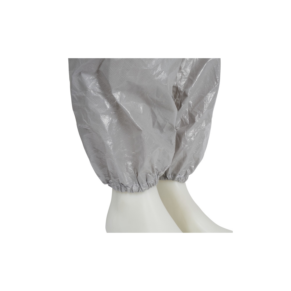 Tuta protettiva monouso 3M, 4570, colore grigio, con cappuccio, indossata da un manichino