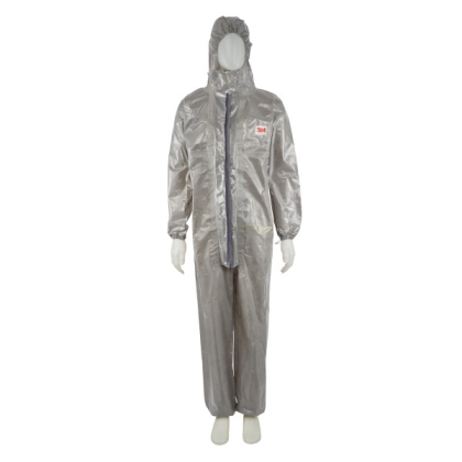 Tuta protettiva monouso 3M, 4570, colore grigio, con cappuccio, indossata da un manichino