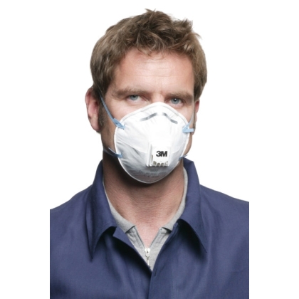 Respiratore 3M 8822, antipolvere, con valvola, bianca, indossata da un operatore, serie 8000