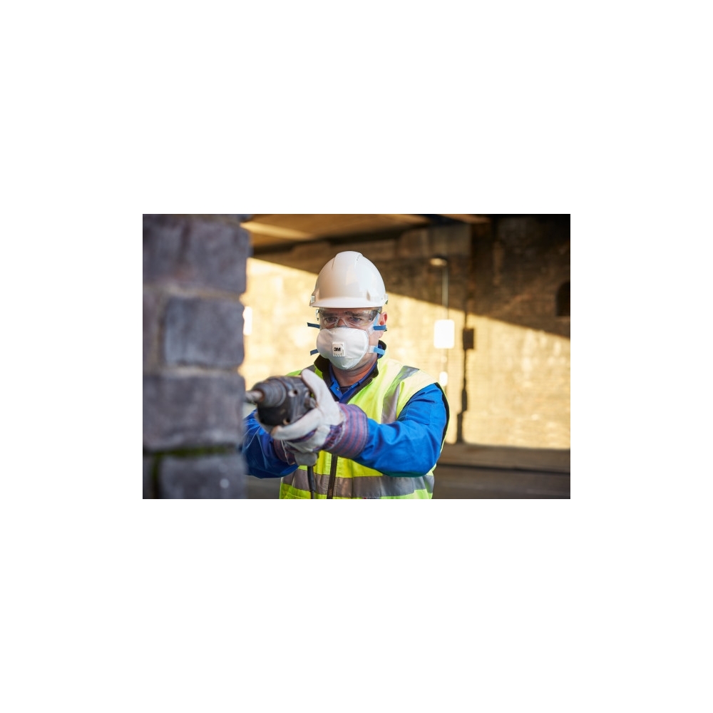 Respiratore 3M 8825, antipolvere, con valvola, bianca, indossata da un operatore, serie 8000