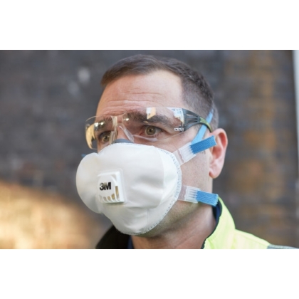 Respiratore 3M 8825, antipolvere, con valvola, bianca, indossata da un operatore, serie 8000
